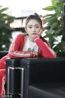 iu趴在沙发上照片